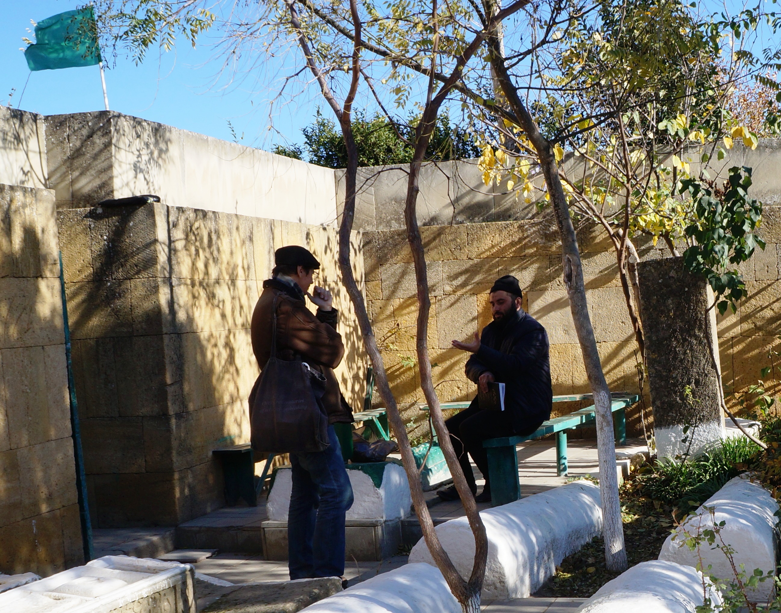 Включенное наблюдение паломничества к пиру Кырхляр в Дербенте. С его шиитским хранителем, 2013