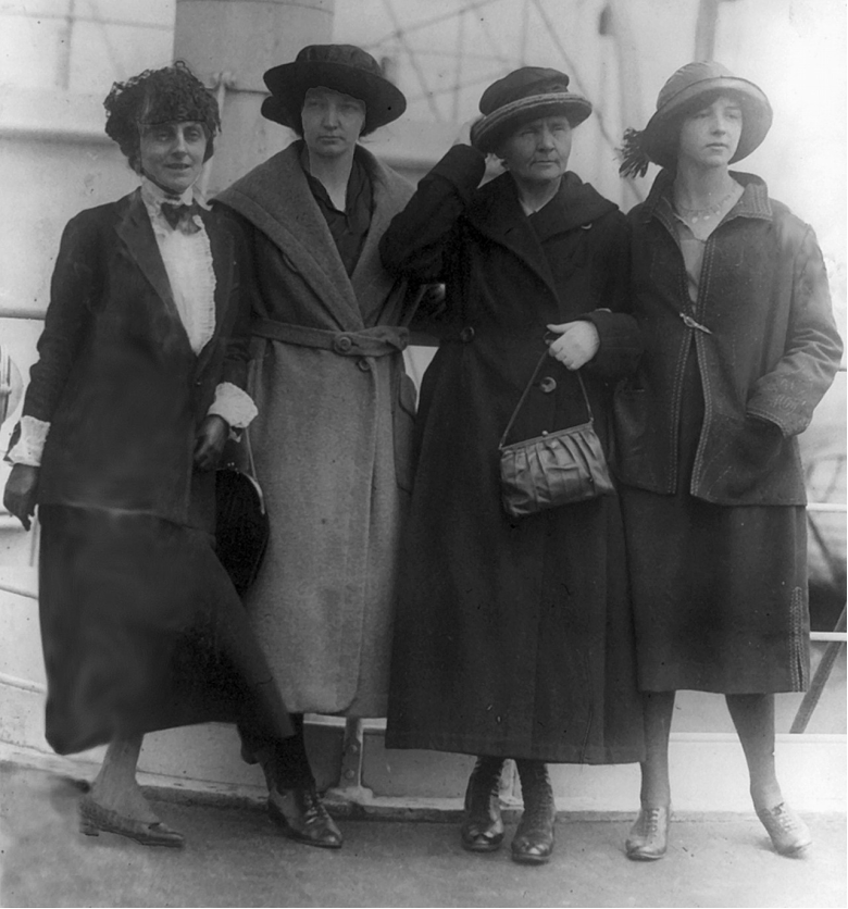 Мария Кюри (вторая справа) вместе с дочерями, 1921 год