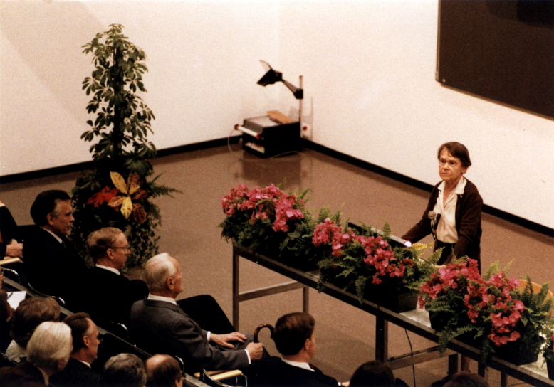 Барбара Мак-Клинток читает Нобелевскую лекцию, 1983 год