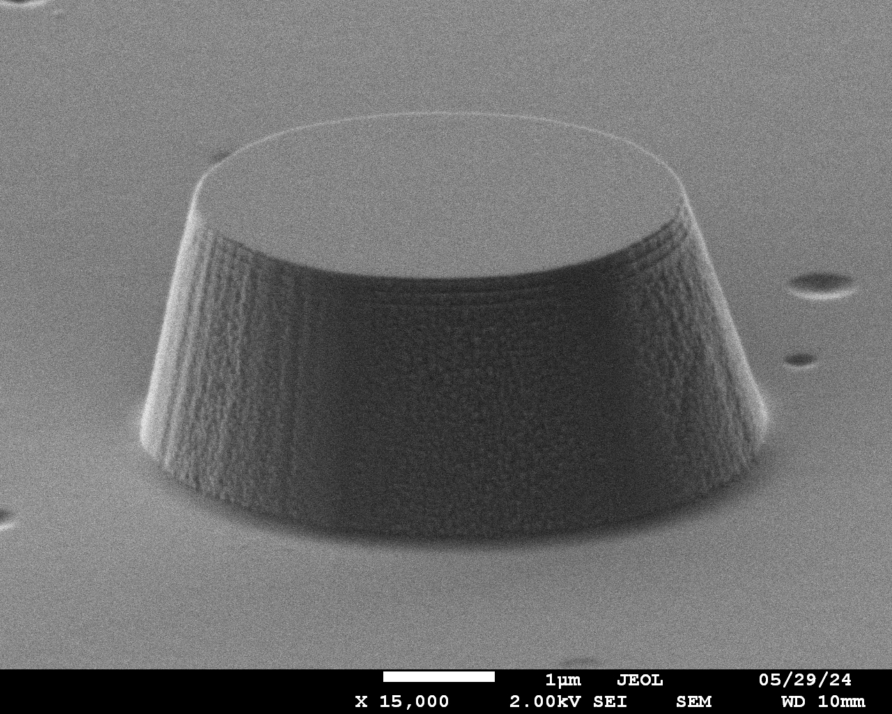 Изображение III-N микродиска диаметром 5 микрон, полученное с помощью сканирующего электронного микроскопа